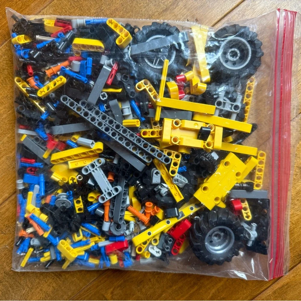 LEGO RETIRED Technic Off-Road Jeep Wrangler - Picture 2 of 2